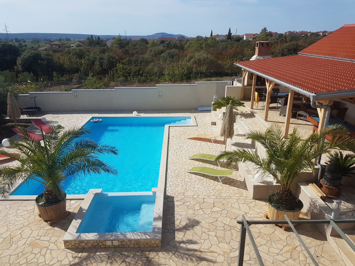 Vila z bazenom in savno pri Biogradu – velika zemljišče, turistični potencial