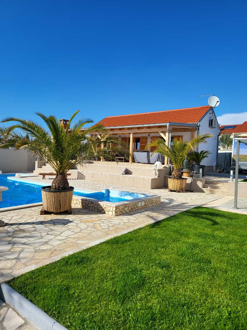 Vila z bazenom in savno pri Biogradu – velika zemljišče, turistični potencial