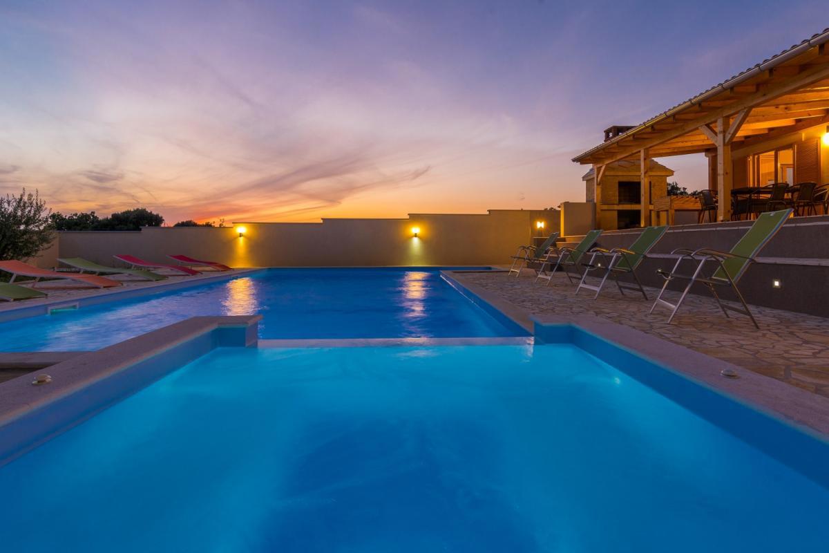 Vila z bazenom in savno pri Biogradu – velika zemljišče, turistični potencial