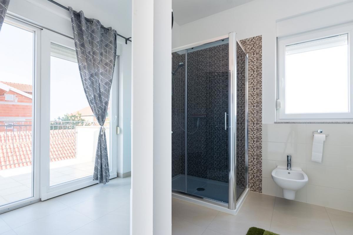 Vila z bazenom in savno pri Biogradu – velika zemljišče, turistični potencial