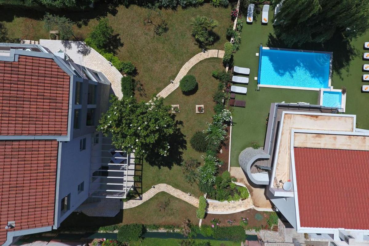 Dve moderni apartmajski hiši s bazenom in savno v Zadru