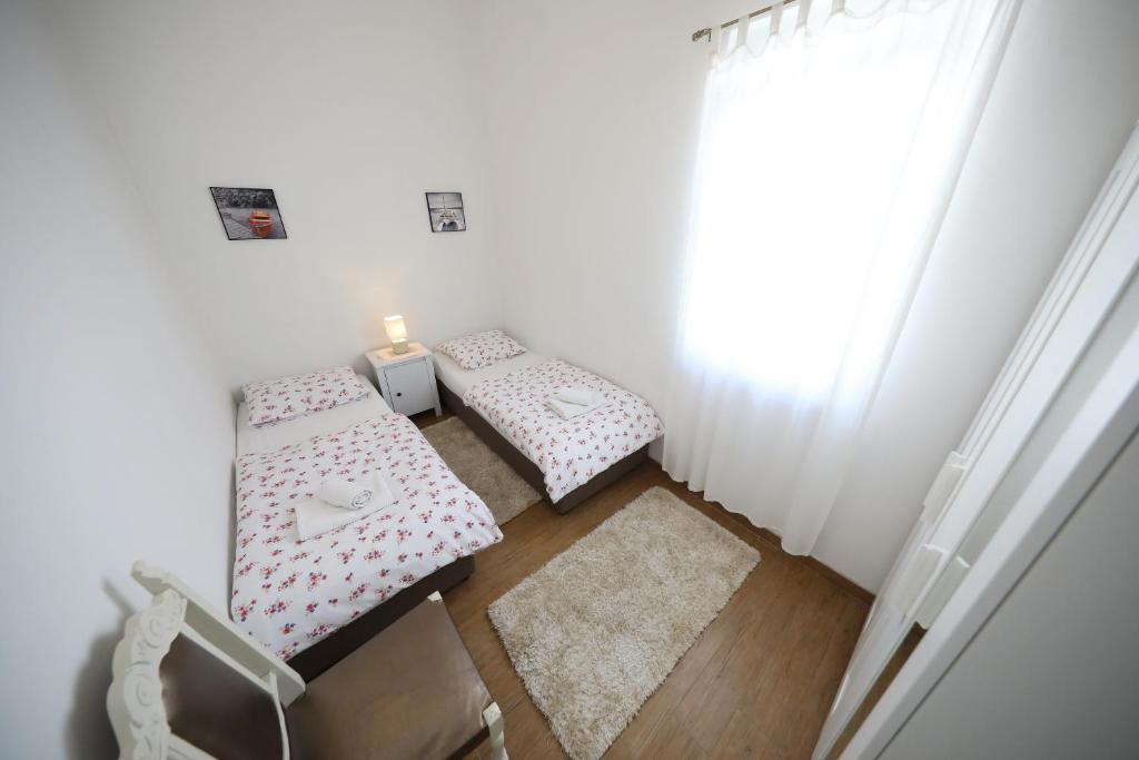 Dve moderni apartmajski hiši s bazenom in savno v Zadru