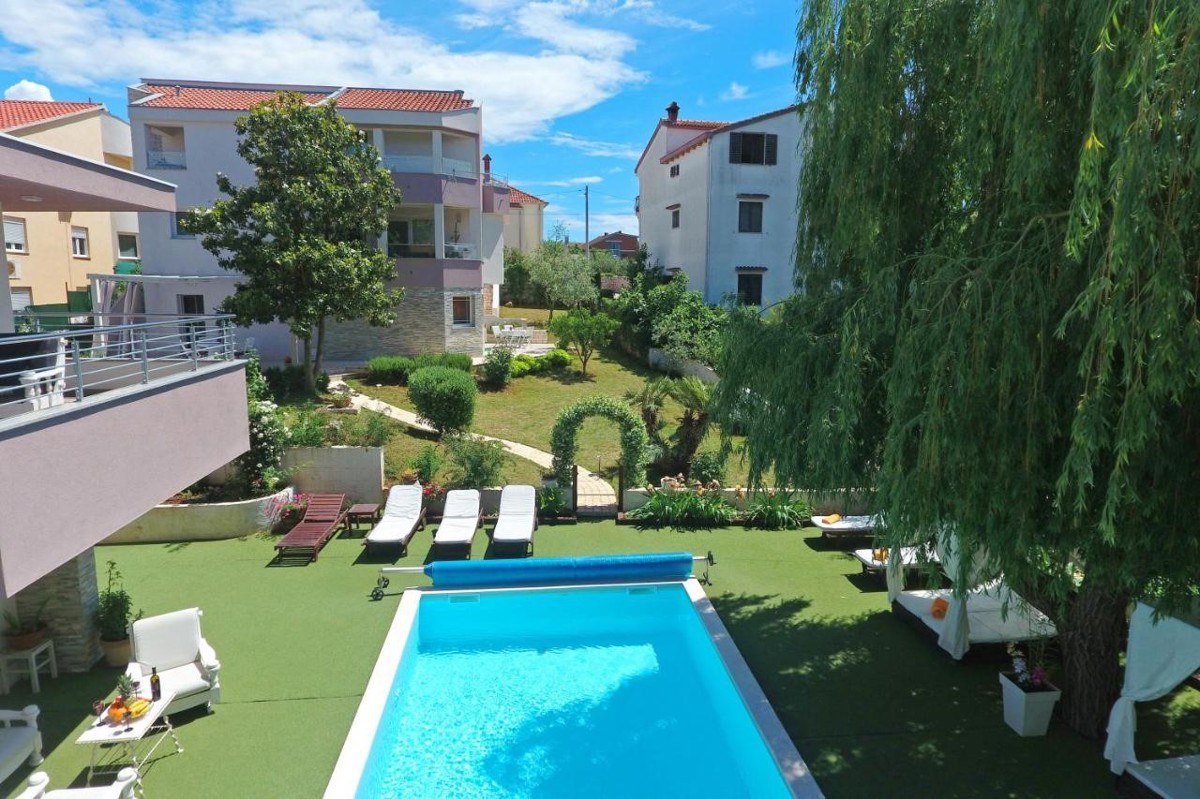 Dve moderni apartmajski hiši s bazenom in savno v Zadru
