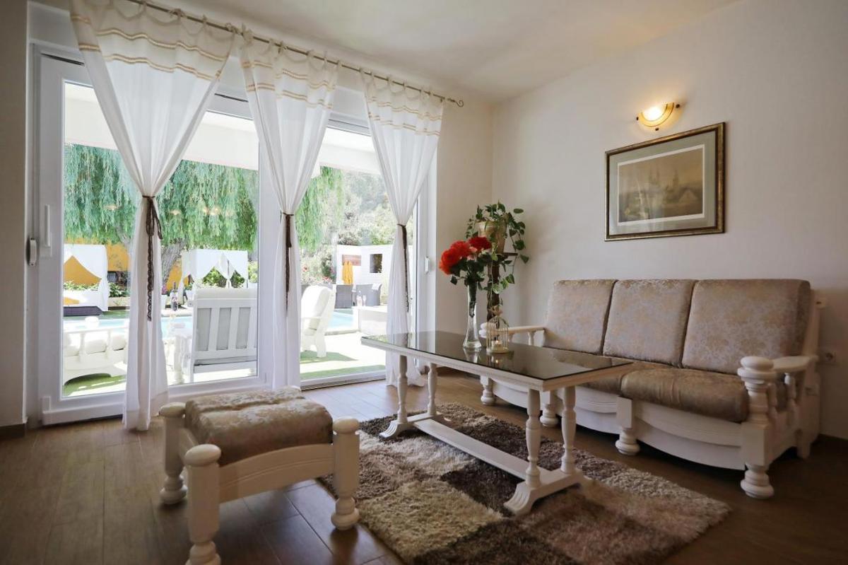 Dve moderni apartmajski hiši s bazenom in savno v Zadru