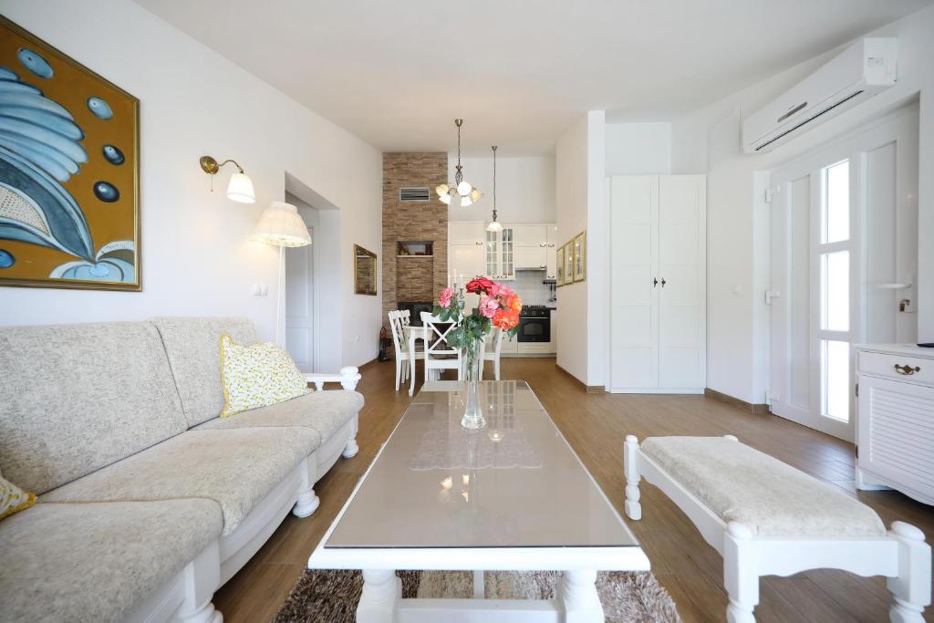 Dve moderni apartmajski hiši s bazenom in savno v Zadru