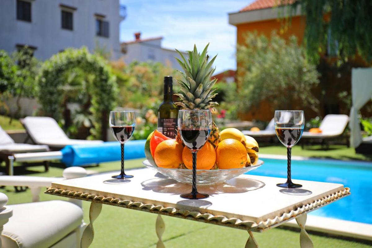 Dve moderni apartmajski hiši s bazenom in savno v Zadru