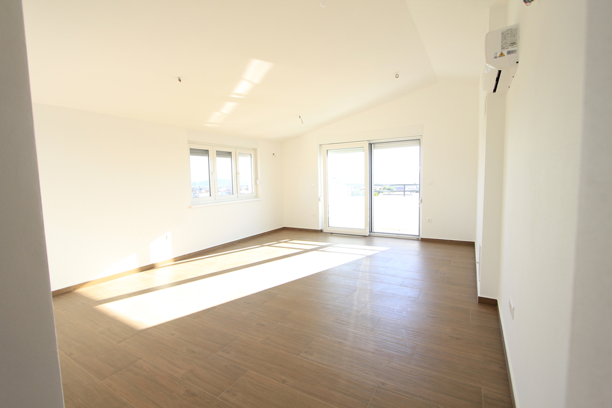 Moderno stanovanje z razgledom na morje, v mirnem delu mesta