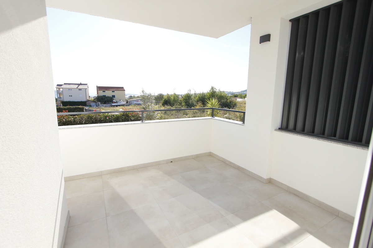 Moderno stanovanje z razgledom na morje, v mirnem delu mesta