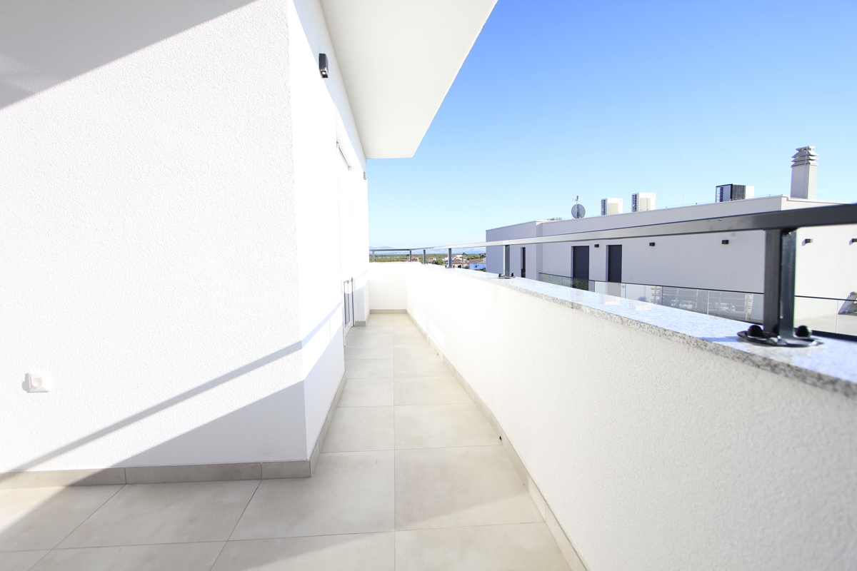 Moderno stanovanje z razgledom na morje, v mirnem delu mesta