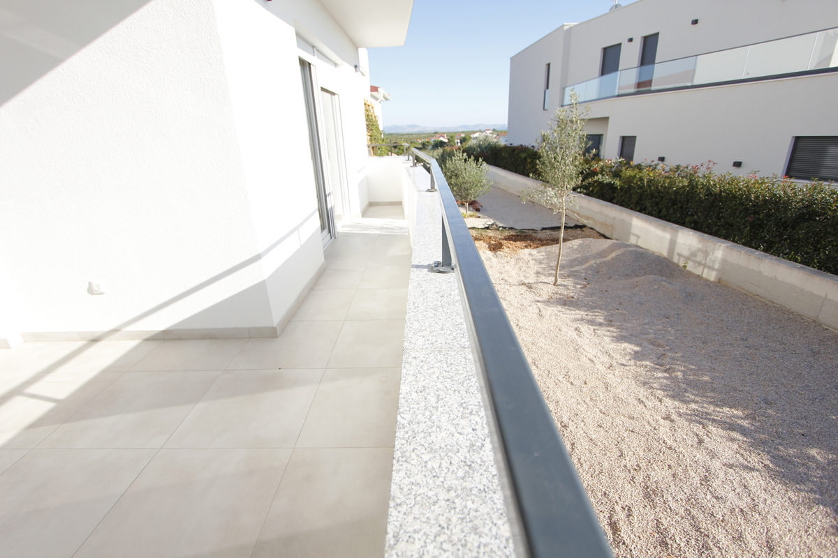 Moderno stanovanje z razgledom na morje, v mirnem delu mesta