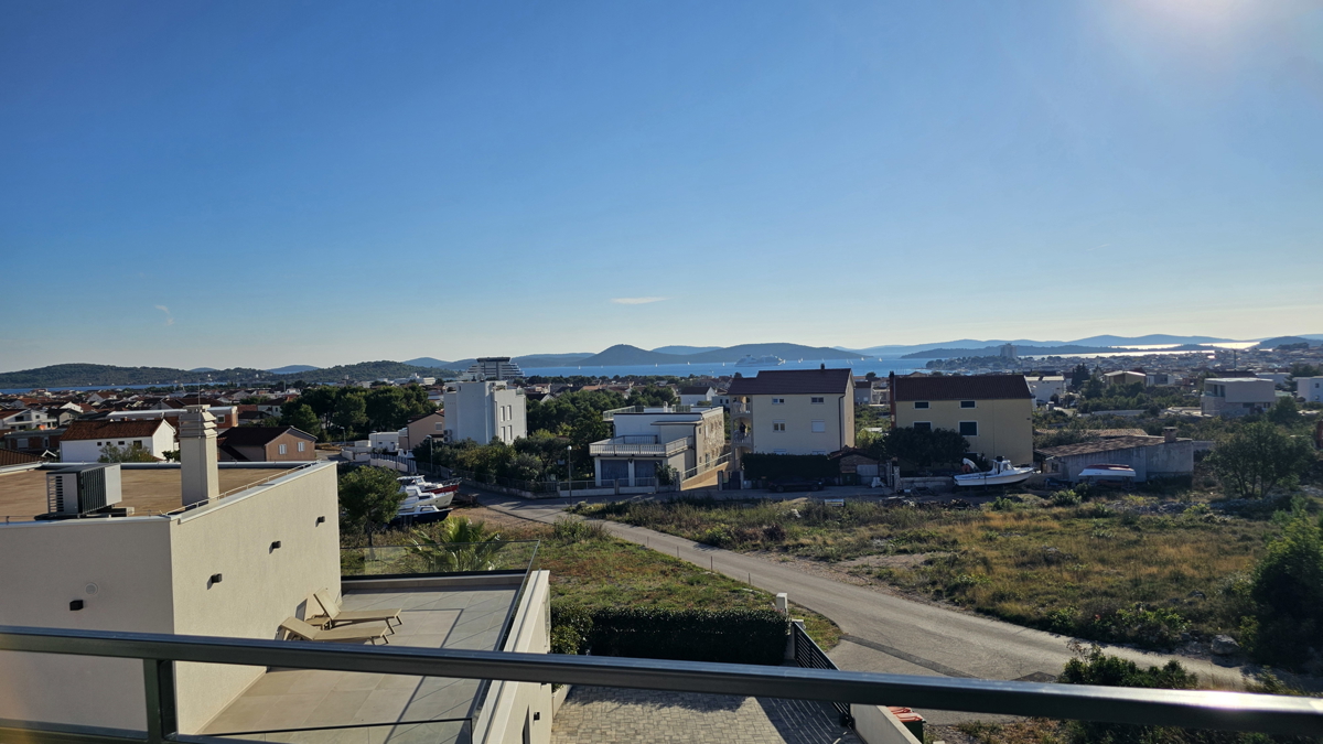 Moderno stanovanje z razgledom na morje, v mirnem delu mesta