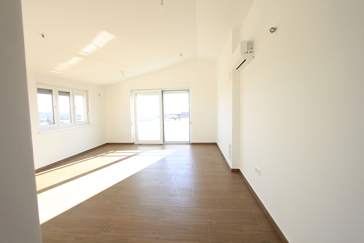 Moderno stanovanje z razgledom na morje, v mirnem delu mesta