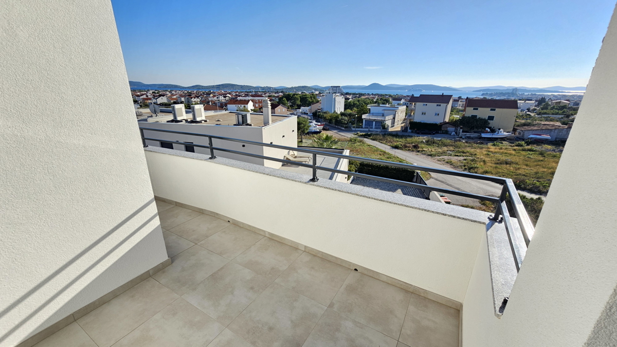 Moderno stanovanje z razgledom na morje, v mirnem delu mesta