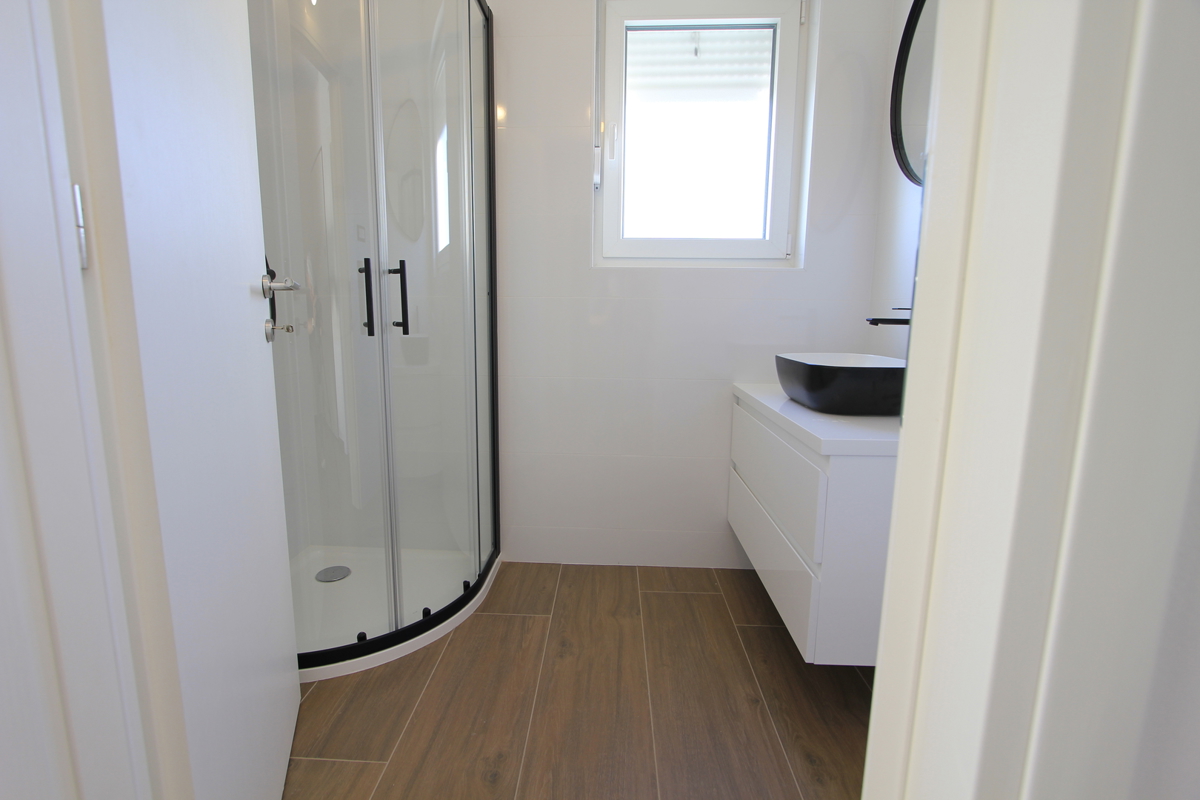 Moderno stanovanje z razgledom na morje, v mirnem delu mesta