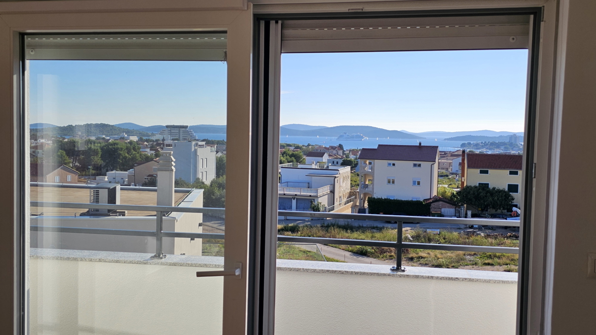 Moderno stanovanje z razgledom na morje, v mirnem delu mesta
