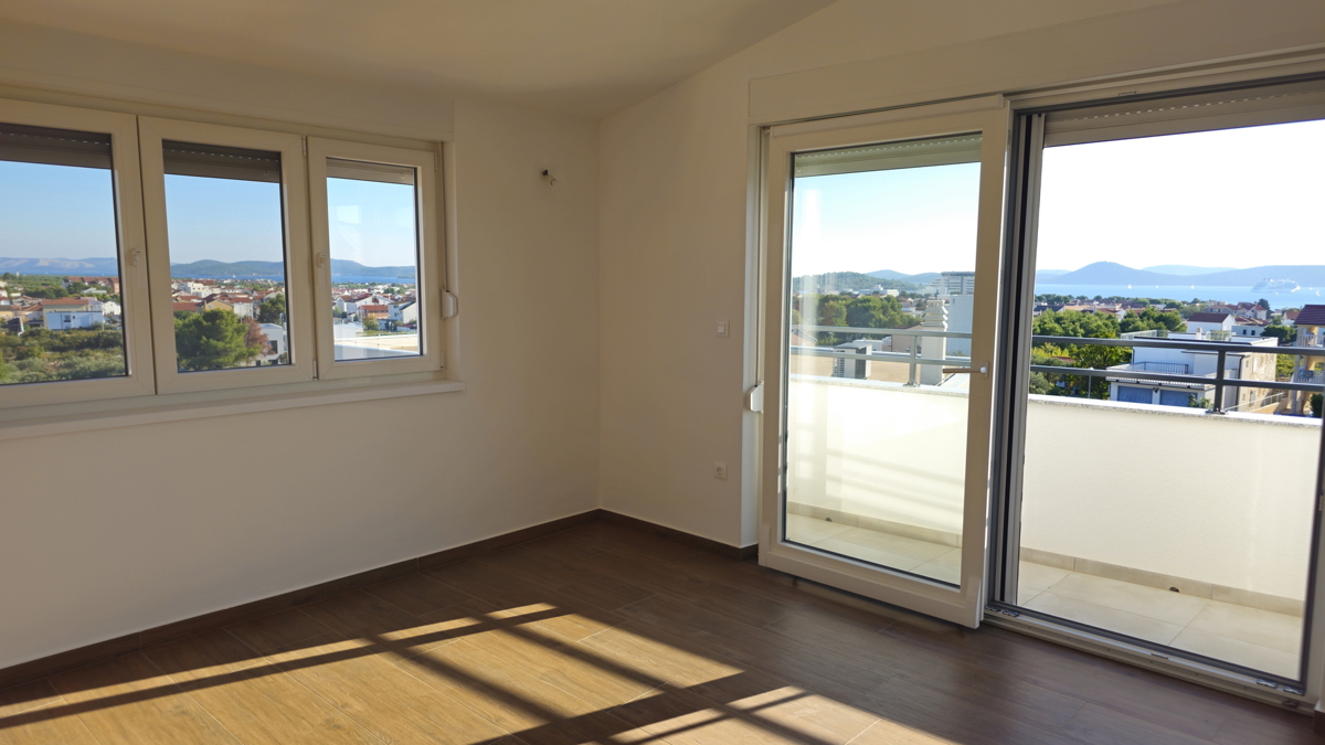 Moderno stanovanje z razgledom na morje, v mirnem delu mesta