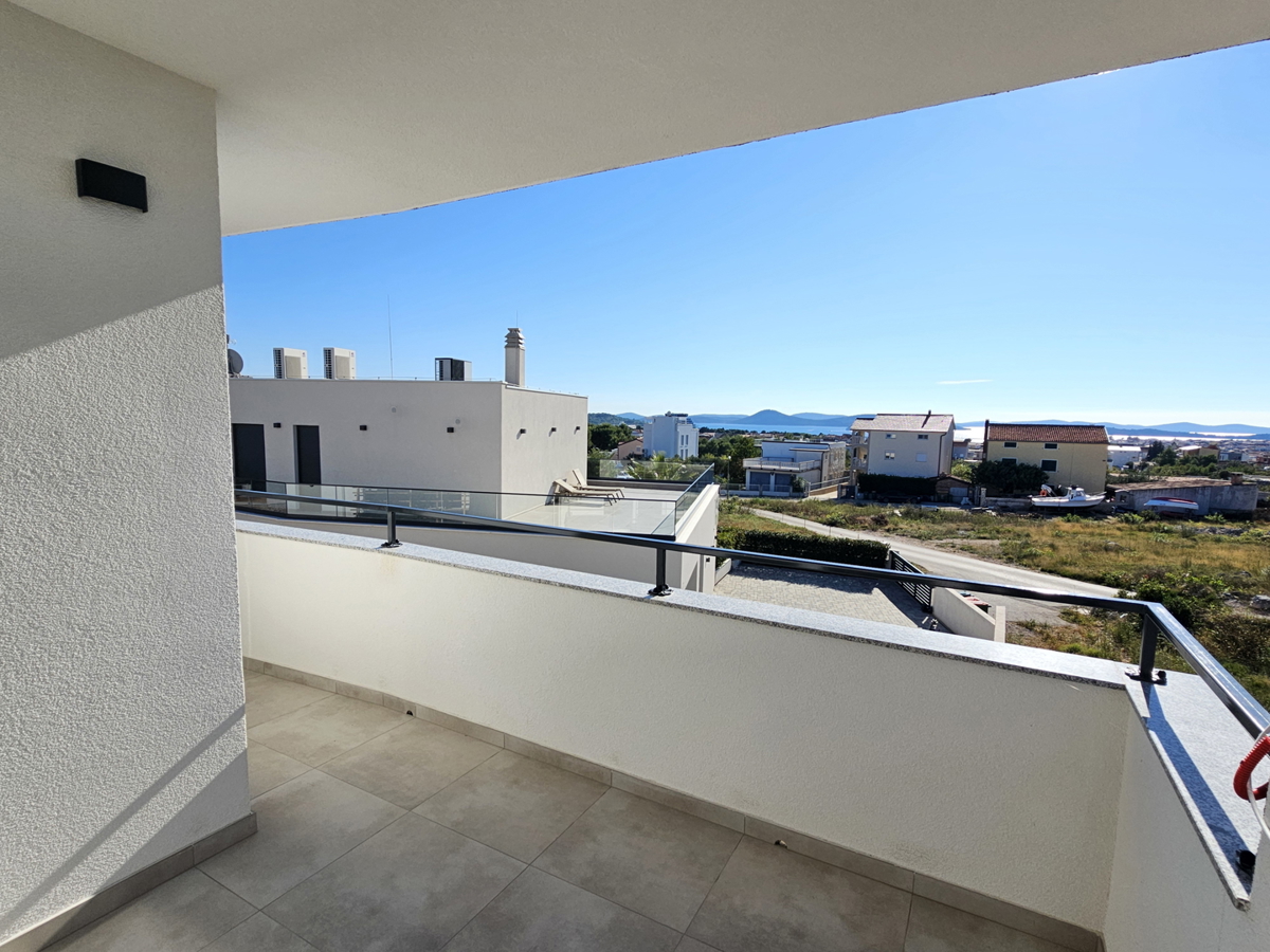 Moderno stanovanje z razgledom na morje, v mirnem delu mesta