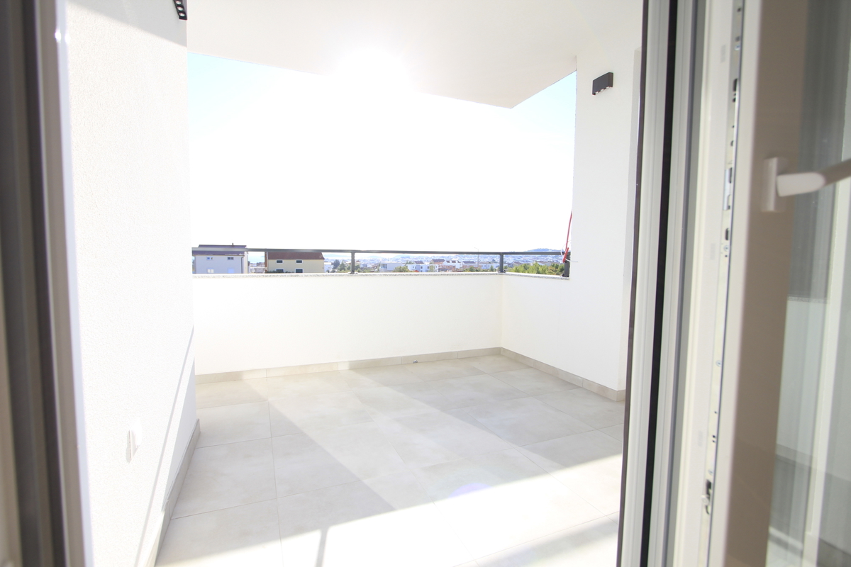 Moderno stanovanje z razgledom na morje, v mirnem delu mesta