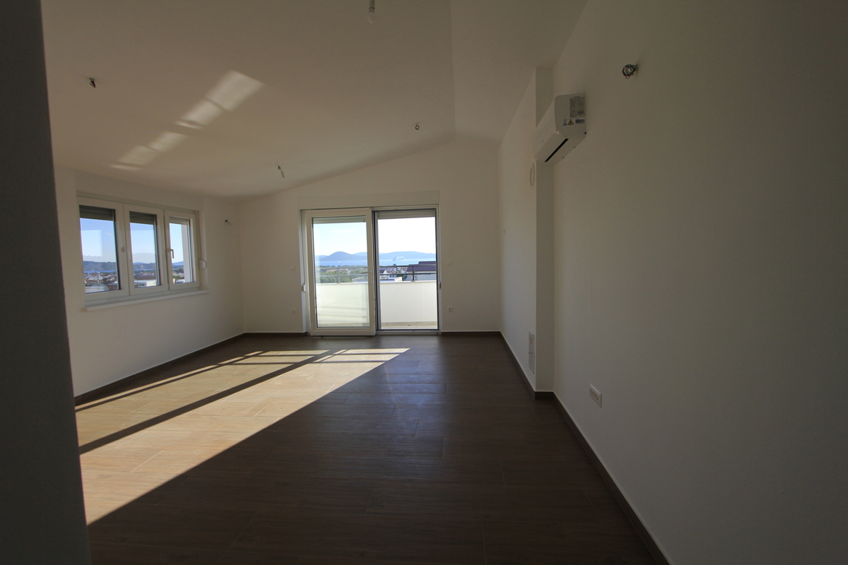 Moderno stanovanje z razgledom na morje, v mirnem delu mesta