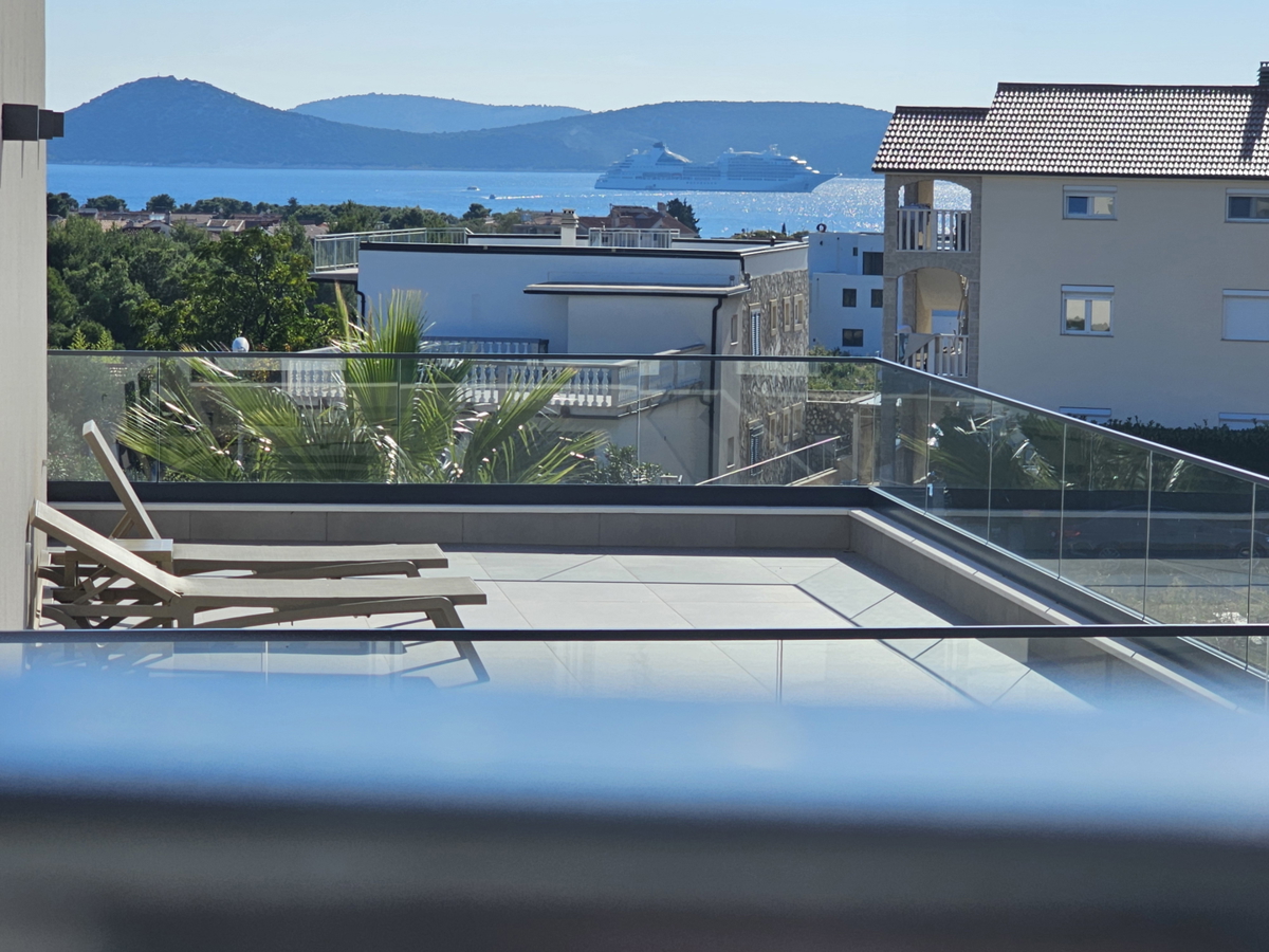 Moderno stanovanje z razgledom na morje, v mirnem delu mesta