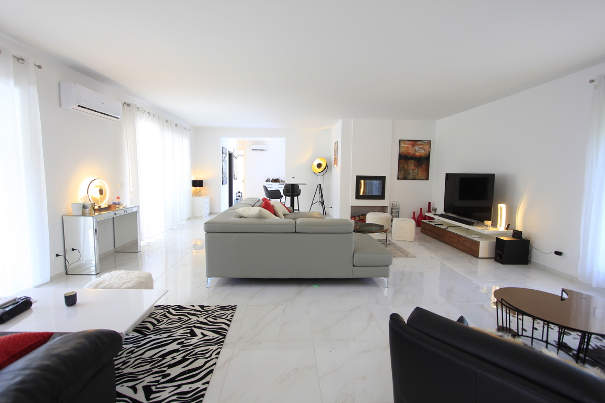 Luksuzna vila z dvema bazenoma - mir in zasebnost v neposredni bližini Zadra