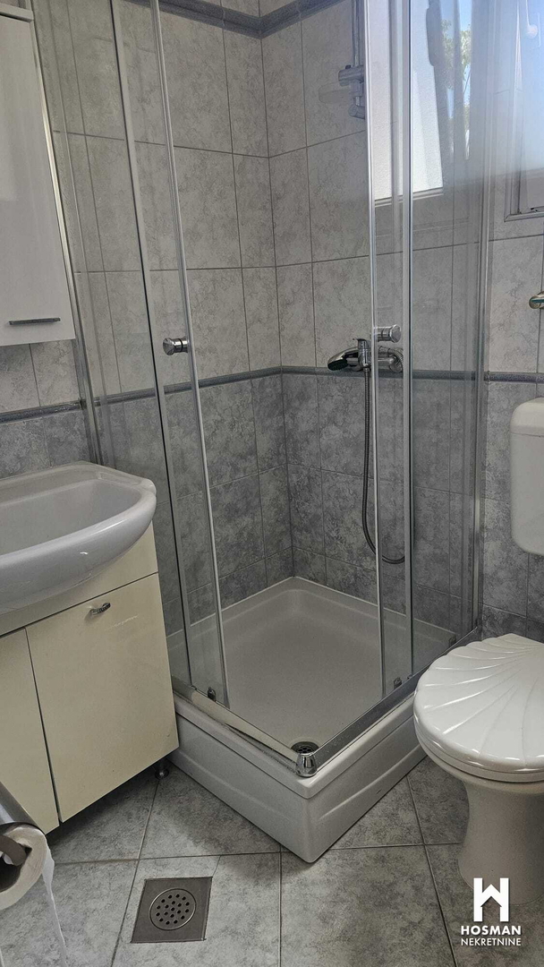 Dvosobno stanovanje s teraso, vrtom in parkirnim mestom – Petrčane