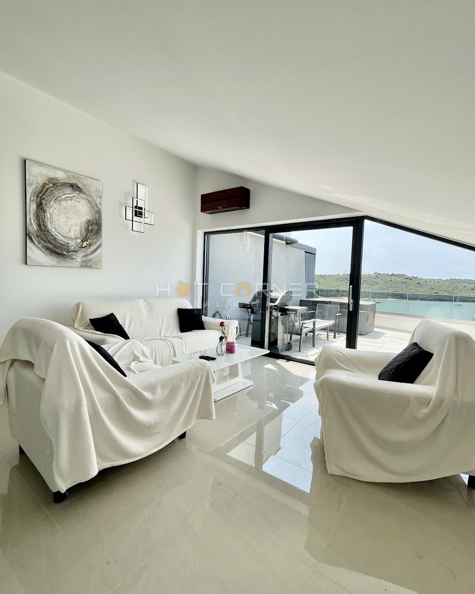 Penthouse 20 m od plaže, bazen, panoramski pogled