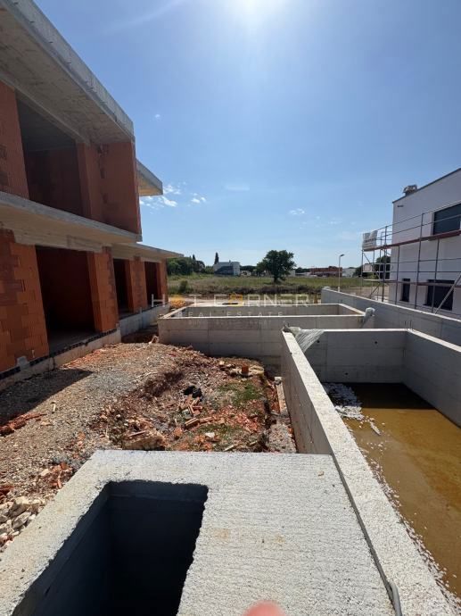 Pula, v bližini Šijanske gozdne, polovica dvojčka z bazenom, 3 spalnice, pogled na zelenje