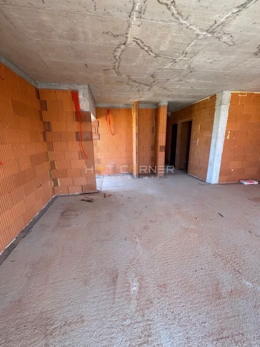 Pula, v bližini Šijanske gozdne, polovica dvojčka z bazenom, 3 spalnice, pogled na zelenje