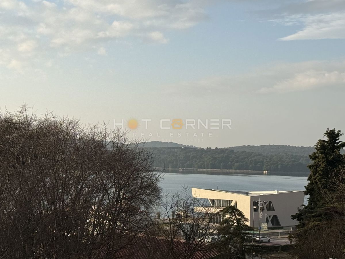 Prenovljeno manjše stanovanje v središču Pule z veliko teraso in pogledom na morje!