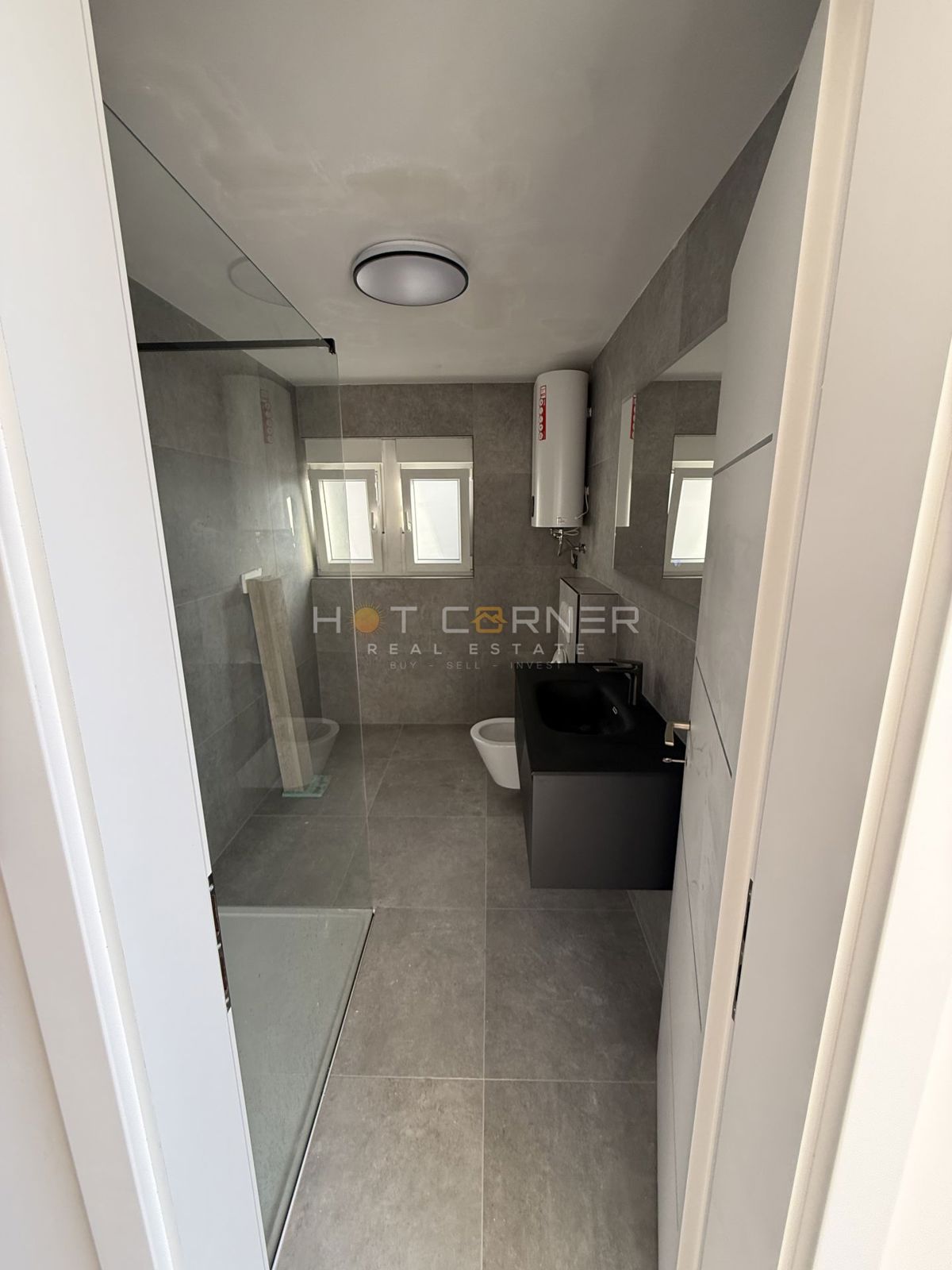 Prenovljeno manjše stanovanje v središču Pule z veliko teraso in pogledom na morje!