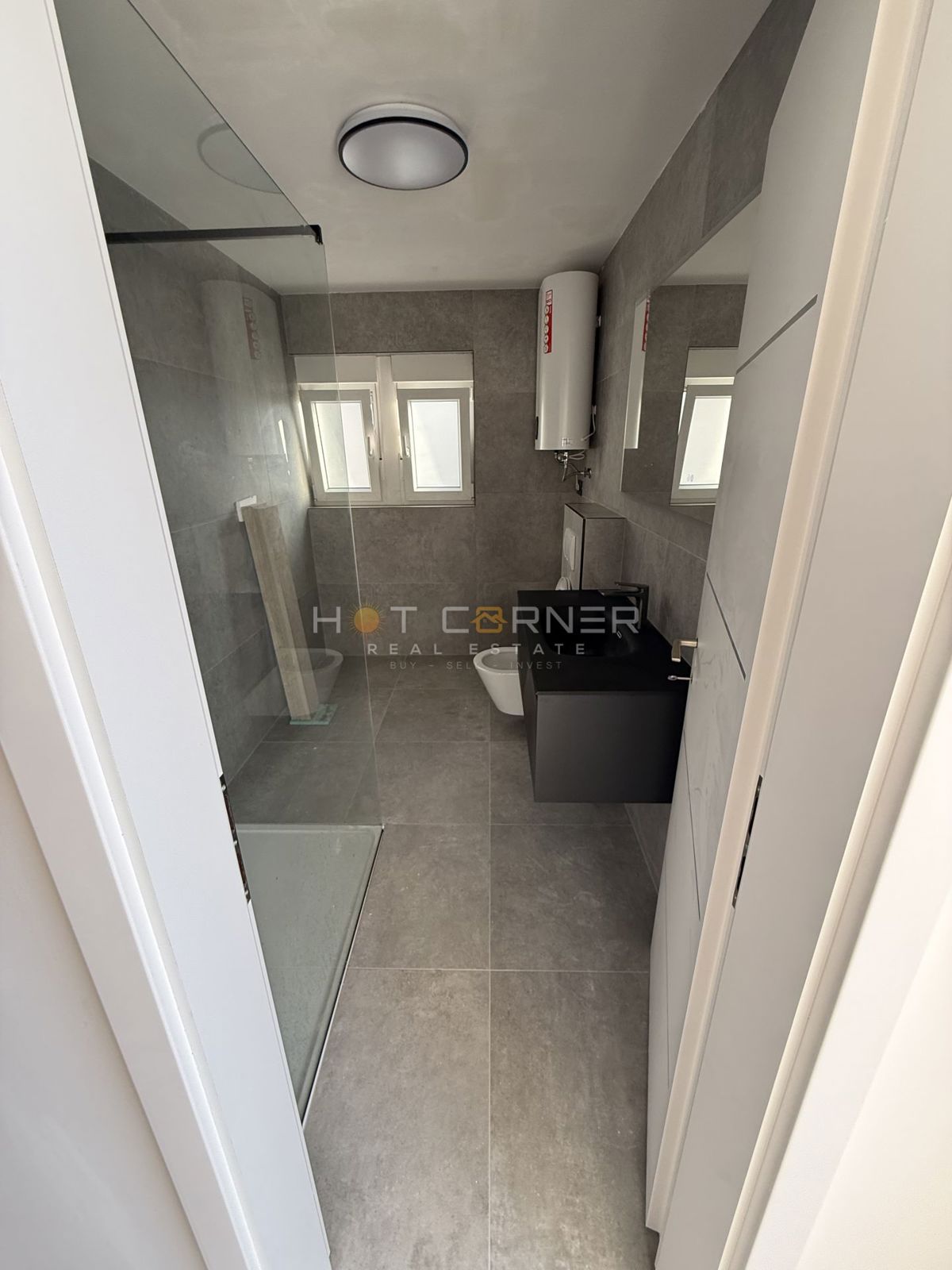 Prenovljeno manjše stanovanje v središču Pule z veliko teraso in pogledom na morje!