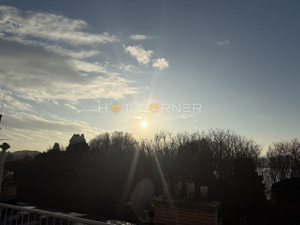 Prenovljeno manjše stanovanje v središču Pule z veliko teraso in pogledom na morje!