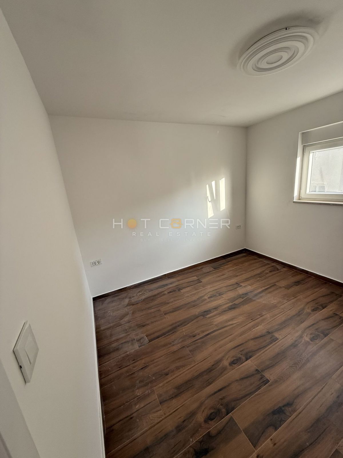 Prenovljeno manjše stanovanje v središču Pule z veliko teraso in pogledom na morje!