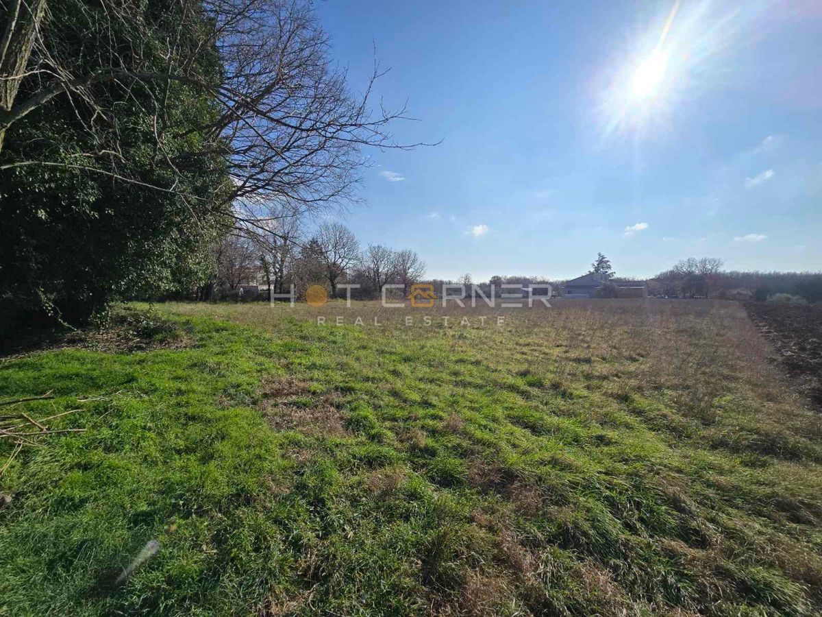 Zazidljivo zemljišče Muntić, 417 m² / 45.870 €