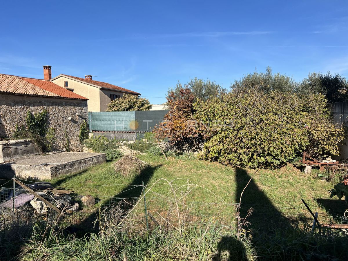 PRILOŽNOST! Vodnjan, stara kamnita hiša za obnovo, 500 m2 vrta