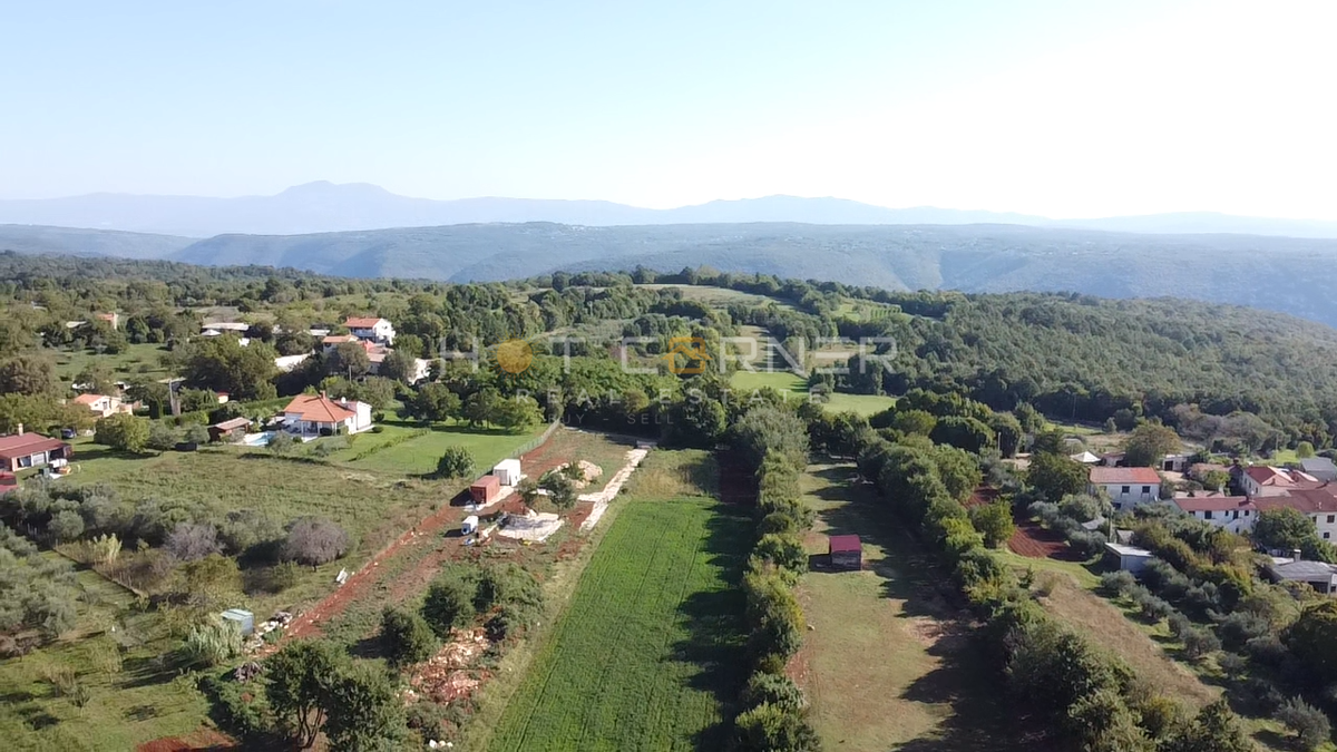 Čudovita gradbena parcela s pogledom na morje in projektom za moderno vilo 