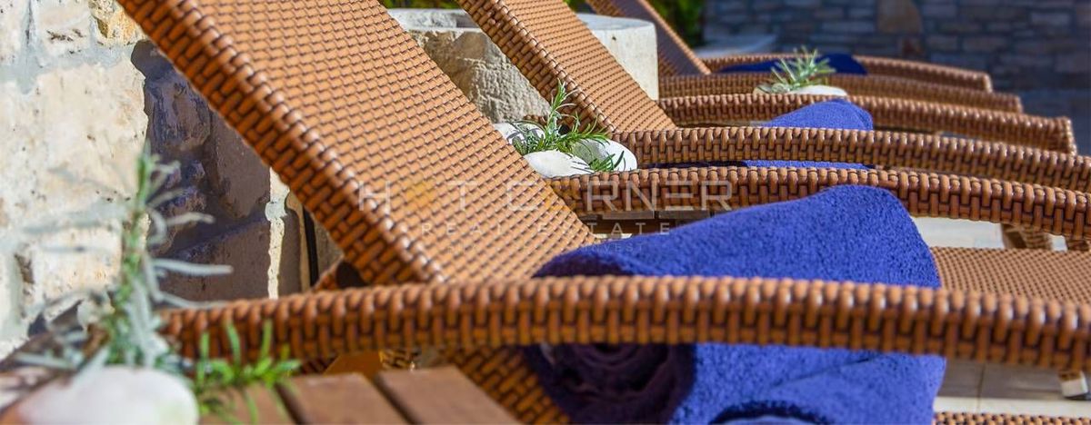 Razkošen kamniti resort – Dve kamniti lepotici z ogrevanim bazenom in čudovitim dvoriščem, 2 km od morja