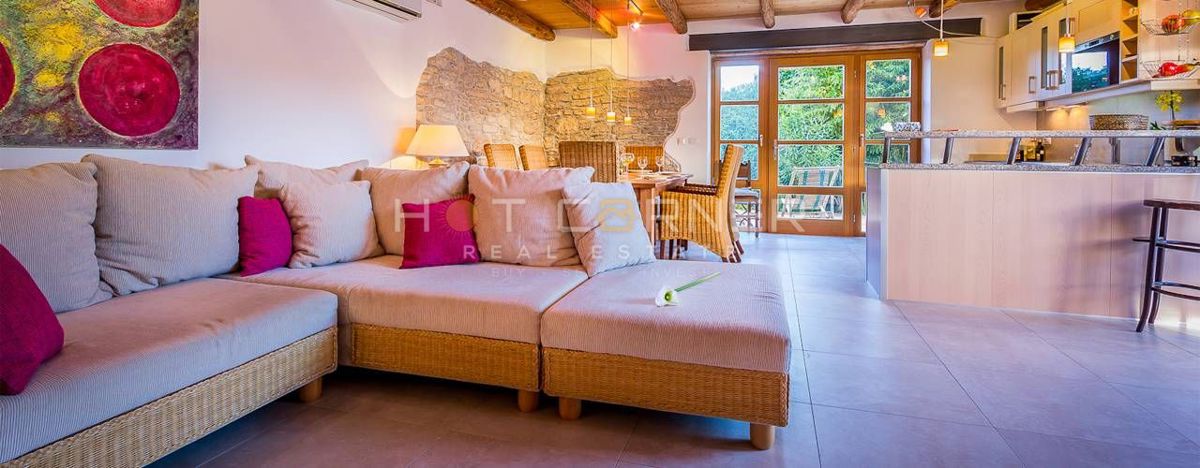 Razkošen kamniti resort – Dve kamniti lepotici z ogrevanim bazenom in čudovitim dvoriščem, 2 km od morja