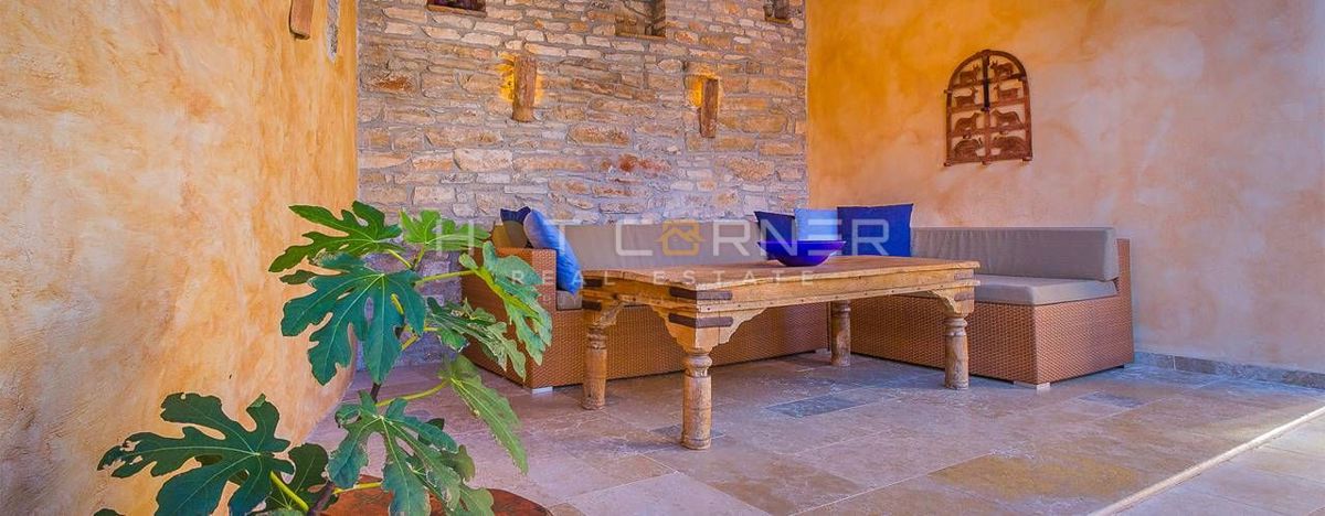 Razkošen kamniti resort – Dve kamniti lepotici z ogrevanim bazenom in čudovitim dvoriščem, 2 km od morja