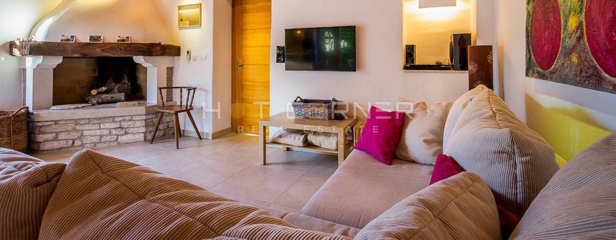 Razkošen kamniti resort – Dve kamniti lepotici z ogrevanim bazenom in čudovitim dvoriščem, 2 km od morja