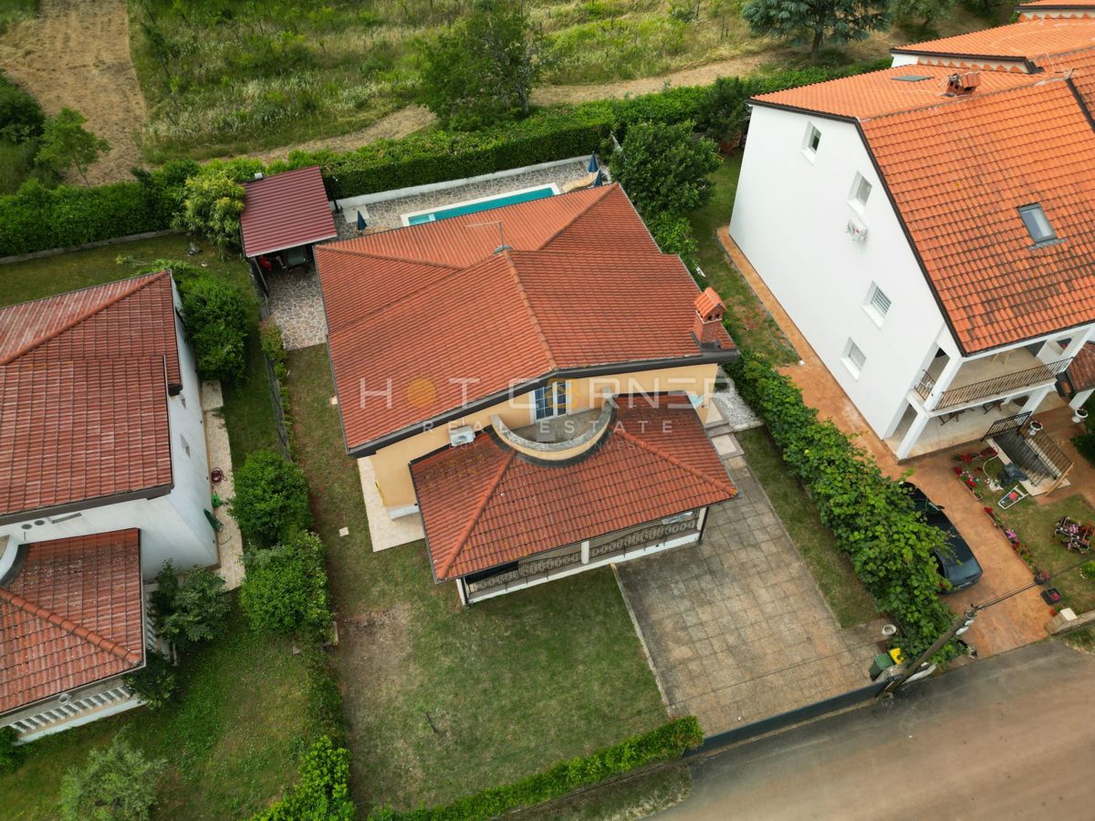 Top hiša s bazenom v okolici Poreča