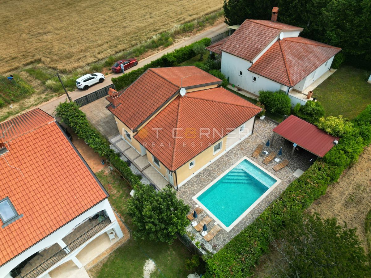 Top hiša s bazenom v okolici Poreča