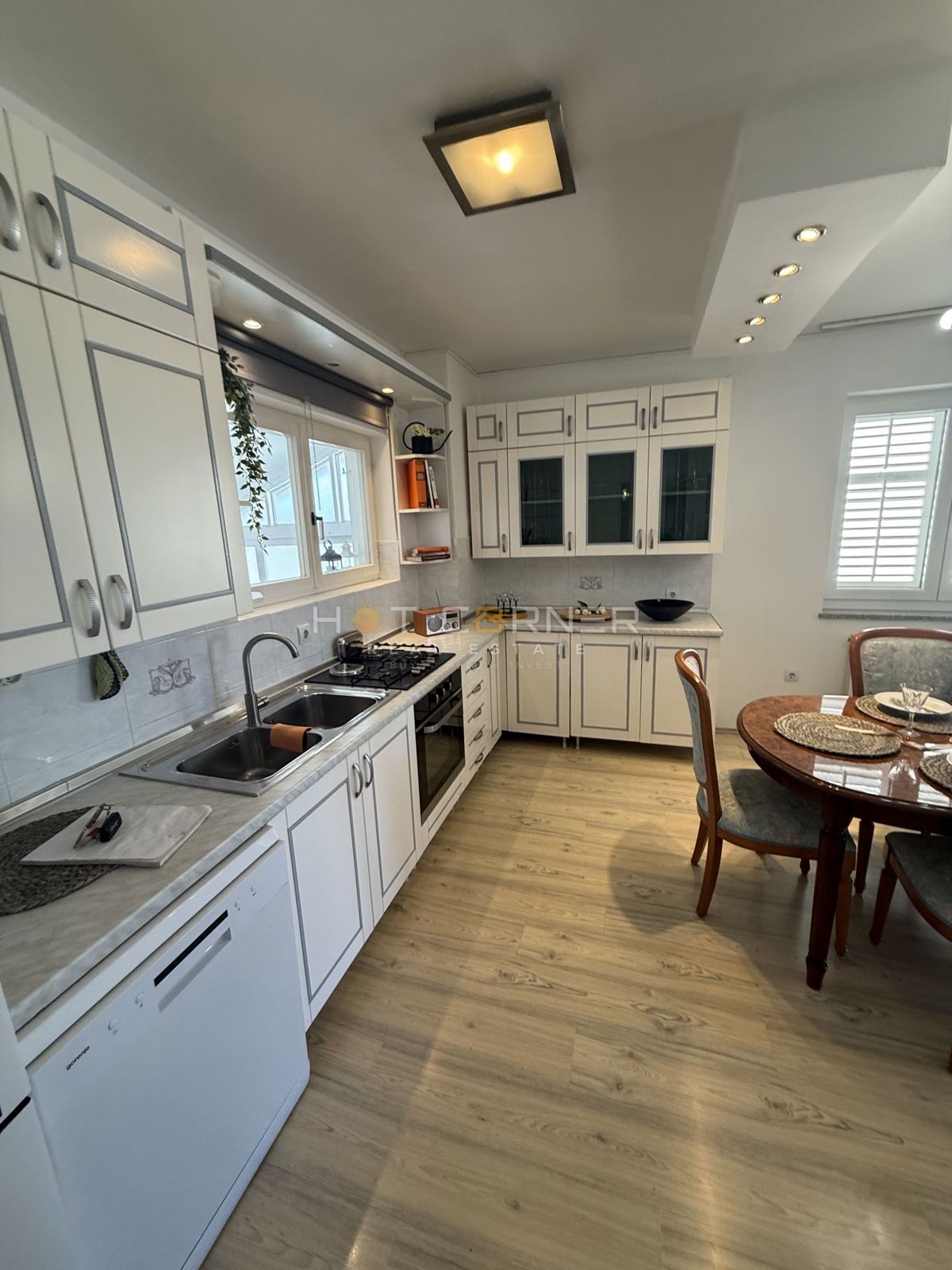 Pula, Busoler – vrhunsko urejeno stanovanje s 3 spalnicami in vrtom