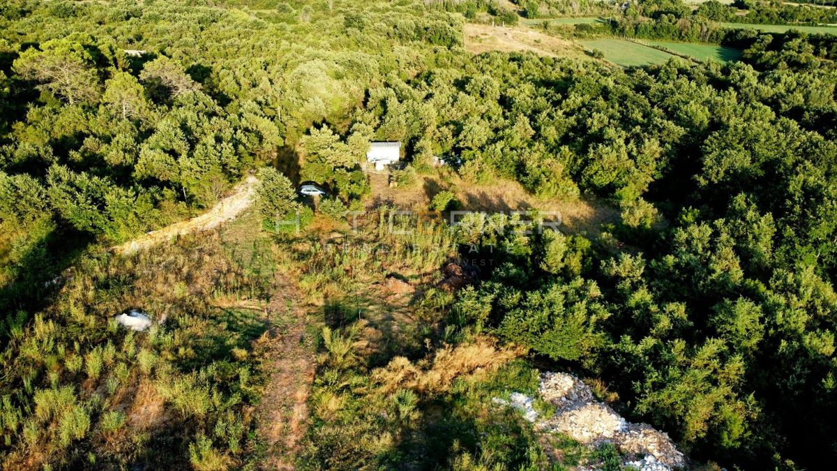 Vodnjan - gradbeno zemljišče 916 m² z dovoljenjem za vilo + bazen!