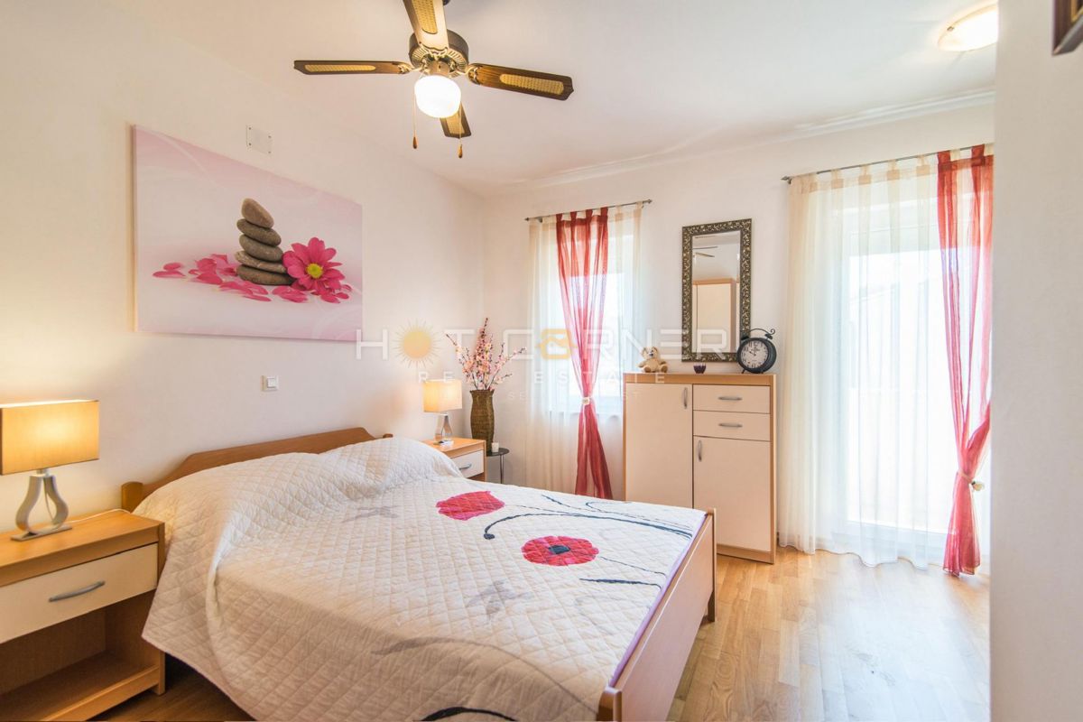 Pješčana Uvala, 200 m od plaže, 1. nadstropje, 1 spalnica, 2 terasi, uporabno dovoljenje