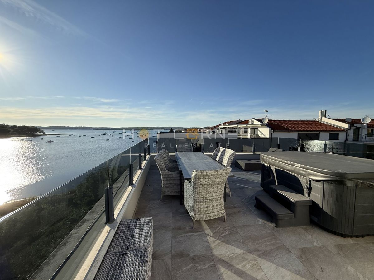 Medulin, penthouse, 1. vrsta ob morju, odprt pogled na morje