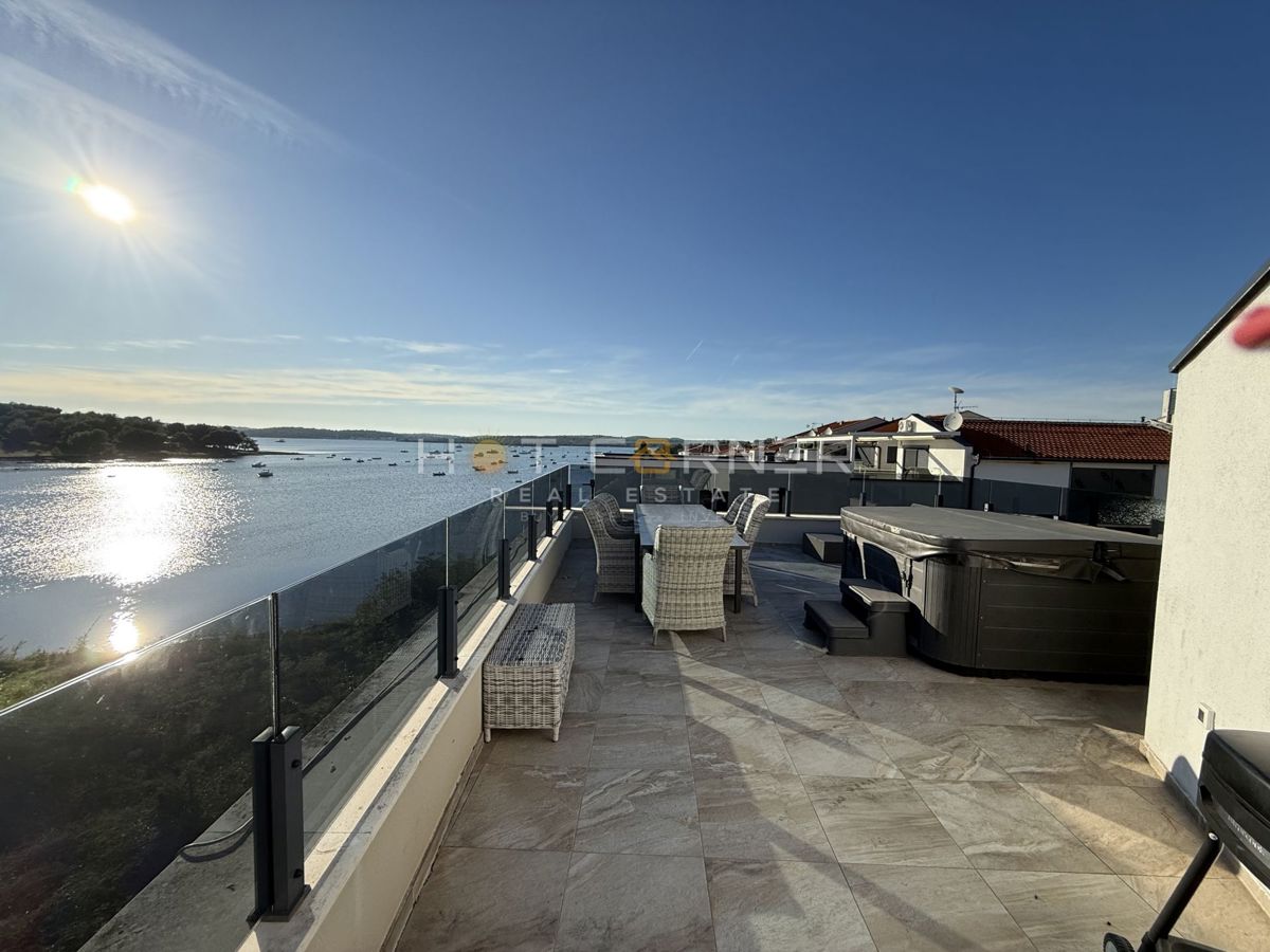 Medulin, penthouse, 1. vrsta ob morju, odprt pogled na morje