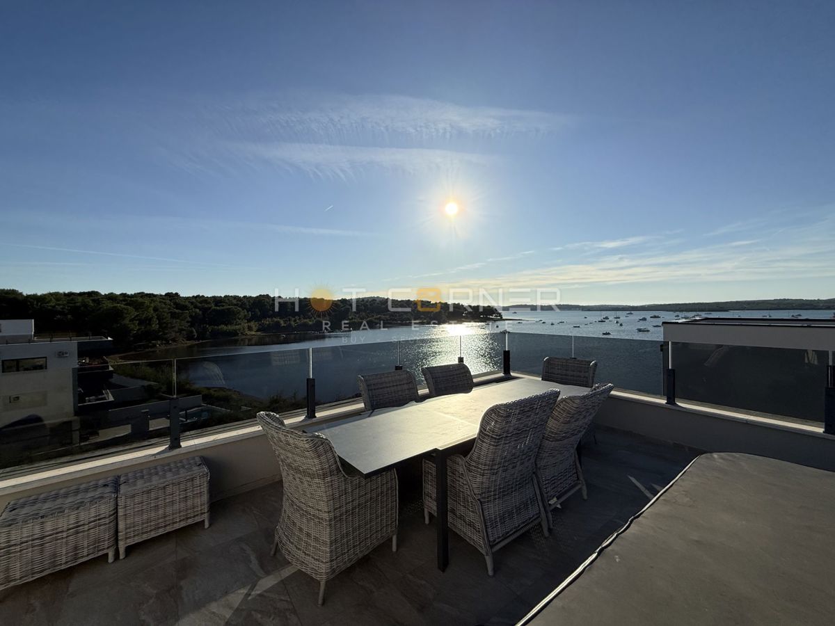 Medulin, penthouse, 1. vrsta ob morju, odprt pogled na morje