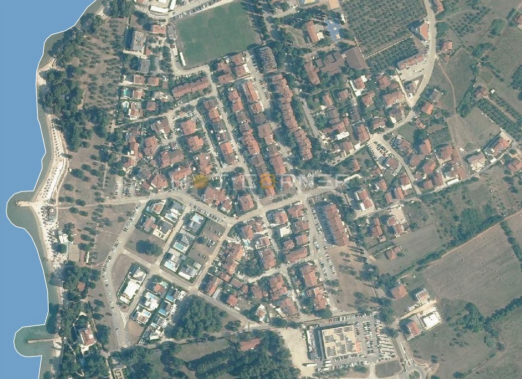 Fažana, vrhunska lokacija, zazidljivo zemljišče 400 m od plaže!